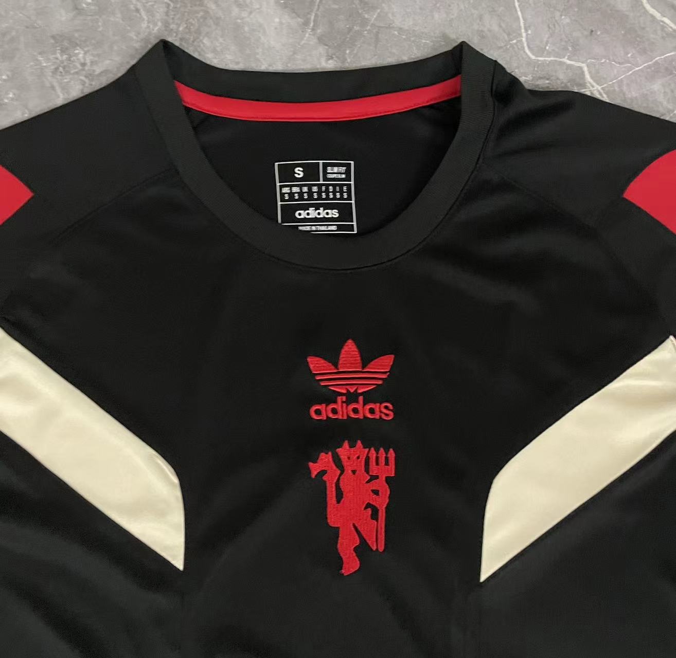 24/25 Manchester United black training jersey